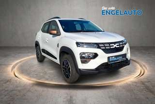 Schräge Frontansicht auf einen Dacia Spring , freigestellt