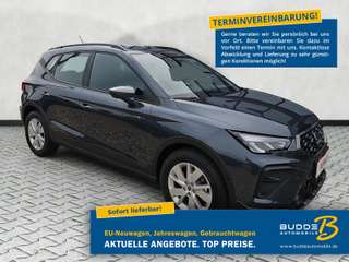 Schräge Frontansicht auf einen SEAT Arona , freigestellt