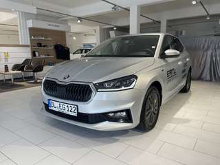 Schräge Frontansicht auf einen Skoda Fabia , freigestellt