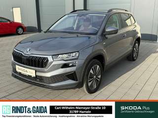 Schräge Frontansicht auf einen Skoda Karoq , freigestellt