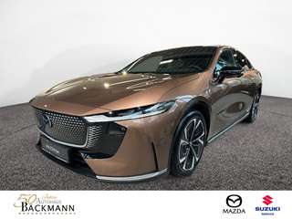 Schräge Frontansicht auf einen Mazda Mazda6 , freigestellt