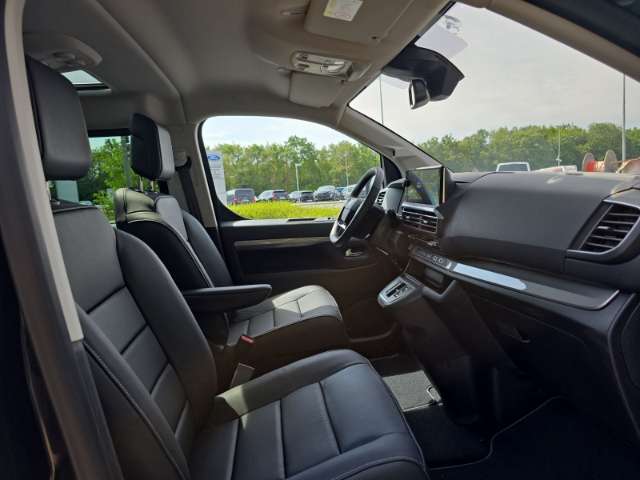 Fahrzeugbild eines Peugeot Traveller