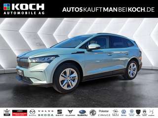 Schräge Frontansicht auf einen Skoda ENYAQ , freigestellt