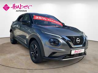 Schräge Frontansicht auf einen Nissan JUKE , freigestellt