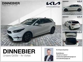 Schräge Frontansicht auf einen Kia cee'd , freigestellt
