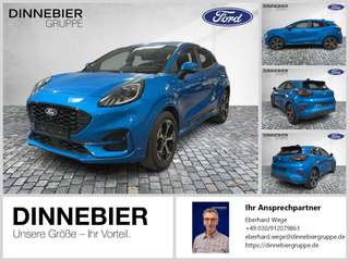 Schräge Frontansicht auf einen Ford Puma , freigestellt