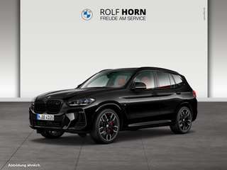 Schräge Frontansicht auf einen BMW X3 , freigestellt