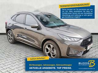 Schräge Frontansicht auf einen Ford Kuga , freigestellt