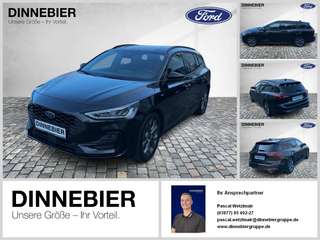 Schräge Frontansicht auf einen Ford Focus , freigestellt
