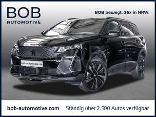 Schräge Frontansicht auf einen Peugeot 5008 , freigestellt