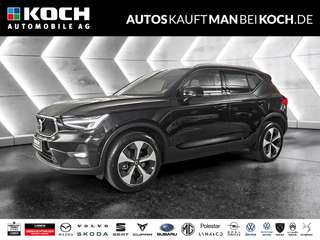 Schräge Frontansicht auf einen Volvo XC40 , freigestellt
