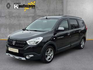 Schräge Frontansicht auf einen Dacia Lodgy , freigestellt