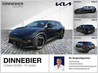 Schräge Frontansicht auf einen Kia EV4 , freigestellt