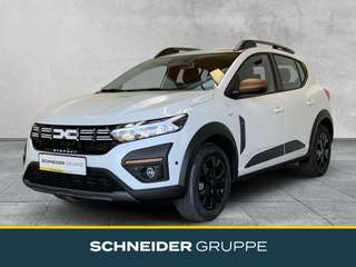 Schräge Frontansicht auf einen Dacia Sandero , freigestellt