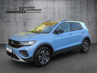 Schräge Frontansicht auf einen Volkswagen T-Cross , freigestellt