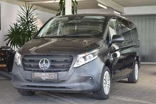 Schräge Frontansicht auf einen Mercedes-Benz Vito , freigestellt