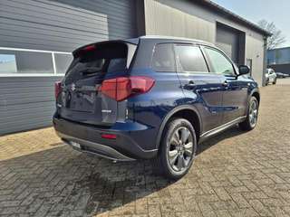 Schräge Frontansicht auf einen Suzuki Vitara , freigestellt