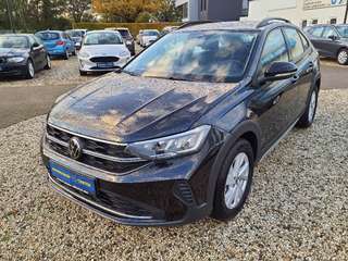 Schräge Frontansicht auf einen Volkswagen Taigo , freigestellt