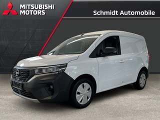 Schräge Frontansicht auf einen Nissan Townstar , freigestellt