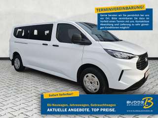 Schräge Frontansicht auf einen Ford Transit Custom , freigestellt