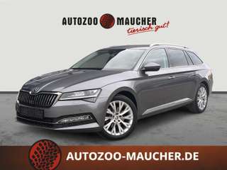 Schräge Frontansicht auf einen Skoda Superb , freigestellt