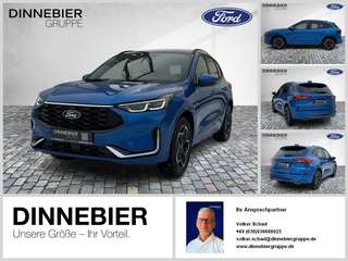 Schräge Frontansicht auf einen Ford Kuga , freigestellt