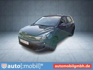 Schräge Frontansicht auf einen Kia Rio , freigestellt