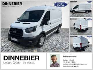 Schräge Frontansicht auf einen Ford Transit , freigestellt