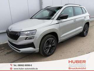 Schräge Frontansicht auf einen Skoda Karoq , freigestellt
