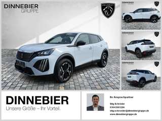Schräge Frontansicht auf einen Peugeot 2008 , freigestellt