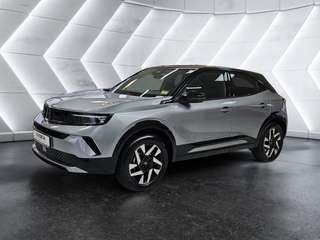 Schräge Frontansicht auf einen Opel Mokka , freigestellt