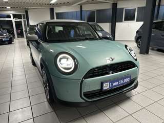 Schräge Frontansicht auf einen MINI COOPER , freigestellt
