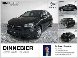 Schräge Frontansicht auf einen Opel Corsa , freigestellt