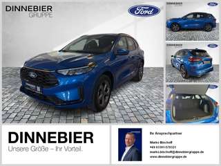 Schräge Frontansicht auf einen Ford Kuga , freigestellt