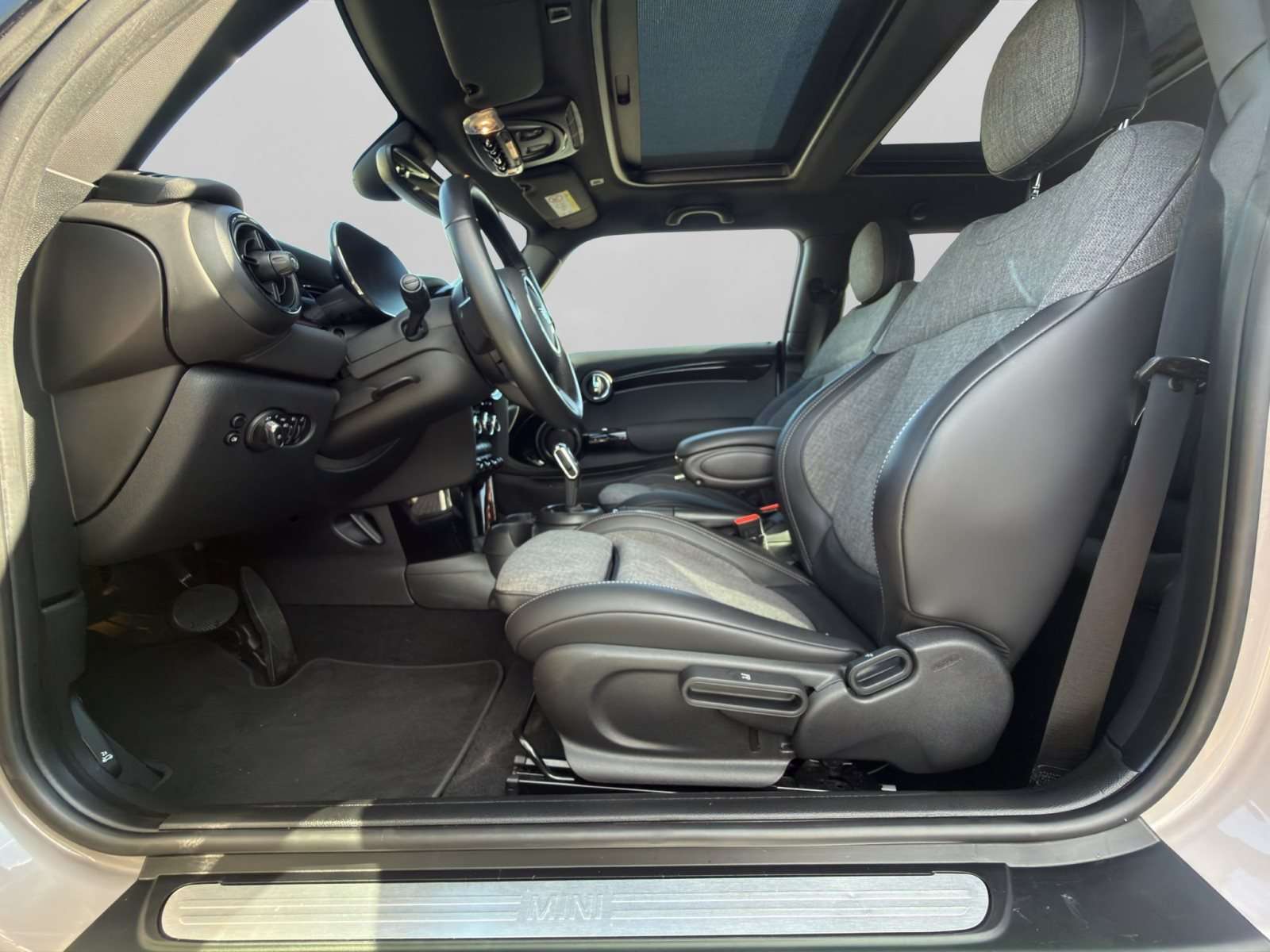 Fahrzeugbild eines MINI COOPER