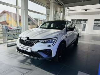 Schräge Frontansicht auf einen Renault Arkana , freigestellt
