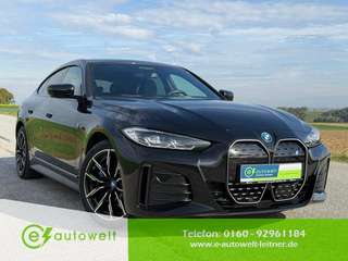 Schräge Frontansicht auf einen BMW i4 , freigestellt