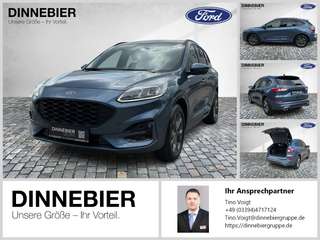 Schräge Frontansicht auf einen Ford Kuga , freigestellt