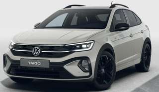 Schräge Frontansicht auf einen Volkswagen Taigo , freigestellt