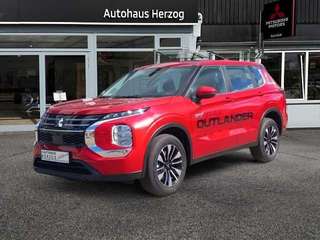 Schräge Frontansicht auf einen Mitsubishi Outlander , freigestellt