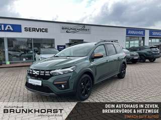Schräge Frontansicht auf einen Dacia Jogger , freigestellt
