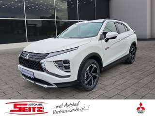 Schräge Frontansicht auf einen Mitsubishi Eclipse Cross , freigestellt