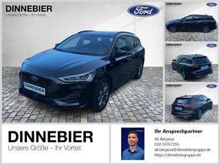 Schräge Frontansicht auf einen Ford Focus , freigestellt