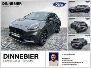 Schräge Frontansicht auf einen Ford Puma , freigestellt