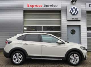 Schräge Frontansicht auf einen Volkswagen Taigo , freigestellt