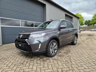 Schräge Frontansicht auf einen Suzuki Vitara , freigestellt