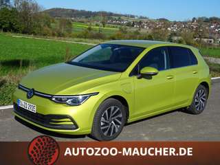 Schräge Frontansicht auf einen Volkswagen Golf , freigestellt