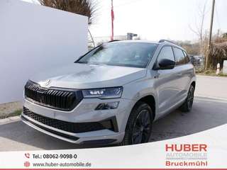 Schräge Frontansicht auf einen Skoda Karoq , freigestellt