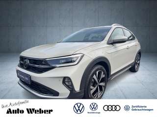 Schräge Frontansicht auf einen Volkswagen Taigo , freigestellt