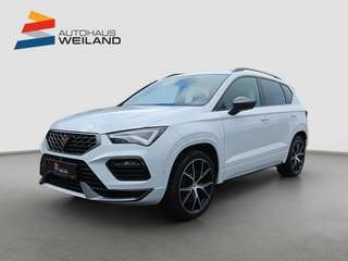 Schräge Frontansicht auf einen CUPRA Ateca , freigestellt